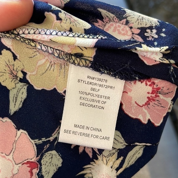 DR2 Navy Floral short sleeve blouse Size Large - Picture 3 of 7